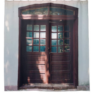 HOLZFENSTER AUF BLAUE KONKRETE WAND DUSCHVORHANG