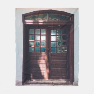 HOLZFENSTER AUF BLAUE KONKRETE WAND FLEECEDECKE