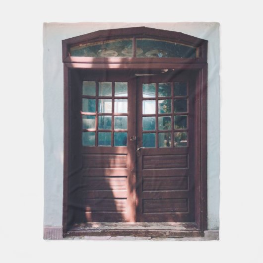 HOLZFENSTER AUF BLAUE KONKRETE WAND FLEECEDECKE (Vorderseite)