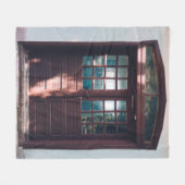 HOLZFENSTER AUF BLAUE KONKRETE WAND FLEECEDECKE (Vorderseite (Horizontal))