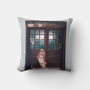 HOLZFENSTER AUF BLAUE KONKRETE WAND KISSEN