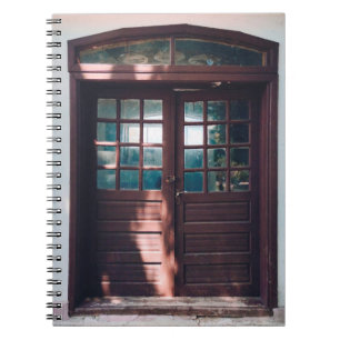 HOLZFENSTER AUF BLAUE KONKRETE WAND NOTIZBLOCK