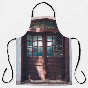 HOLZFENSTER AUF BLAUE KONKRETE WAND SCHÜRZE