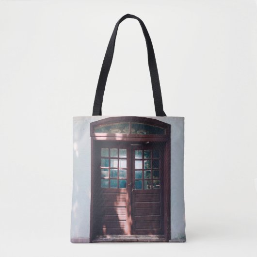 HOLZFENSTER AUF BLAUE KONKRETE WAND TASCHE (Vorderseite)