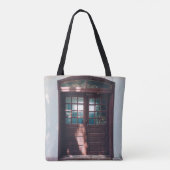 HOLZFENSTER AUF BLAUE KONKRETE WAND TASCHE (Rückseite)