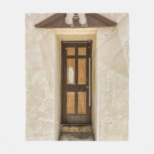 HOLZFENSTER AUF WEISSE KONKRETE WAND FLEECEDECKE