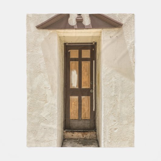 HOLZFENSTER AUF WEISSE KONKRETE WAND FLEECEDECKE (Vorderseite)