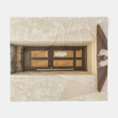HOLZFENSTER AUF WEISSE KONKRETE WAND FLEECEDECKE (Vorderseite (Horizontal))