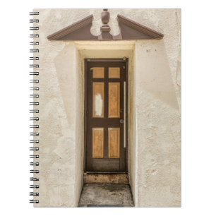 HOLZFENSTER AUF WEISSE KONKRETE WAND NOTIZBLOCK