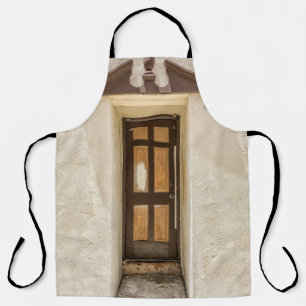 HOLZFENSTER AUF WEISSE KONKRETE WAND SCHÜRZE
