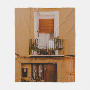 HOLZFENSTER MIT GRÜNEN PFLANZE FLEECEDECKE