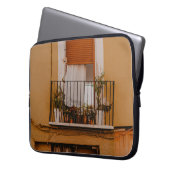 HOLZFENSTER MIT GRÜNEN PFLANZE LAPTOPSCHUTZHÜLLE (Vorderseite Links)