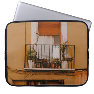 HOLZFENSTER MIT GRÜNEN PFLANZE LAPTOPSCHUTZHÜLLE