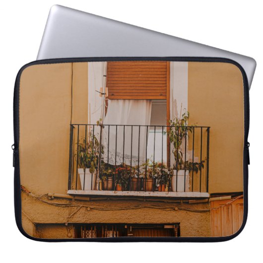 HOLZFENSTER MIT GRÜNEN PFLANZE LAPTOPSCHUTZHÜLLE (Vorderseite)