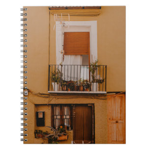 HOLZFENSTER MIT GRÜNEN PFLANZE NOTIZBLOCK