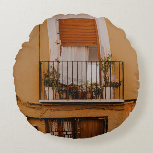 HOLZFENSTER MIT GRÜNEN PFLANZE RUNDES KISSEN