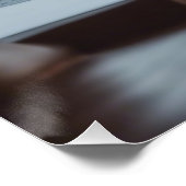 Holzfeuer in einem Kamin. Poster (Ecke)