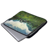 Holzhaus, Berglandschaft. Laptopschutzhülle (Vorne Knopf)