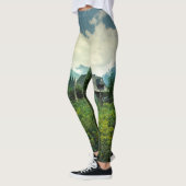 Holzhaus, Berglandschaft. Leggings (Links)