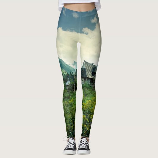 Holzhaus, Berglandschaft. Leggings (Vorderseite)