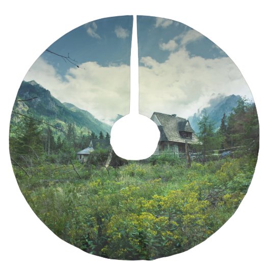 Holzhaus, Berglandschaft. Polyester Weihnachtsbaumdecke (Vorderseite)