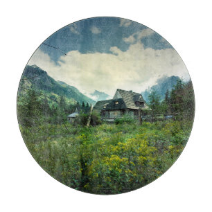 Holzhaus, Berglandschaft. Schneidebrett