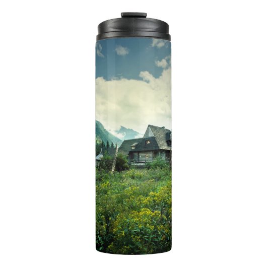 Holzhaus, Berglandschaft. Thermosbecher (Vorderseite)