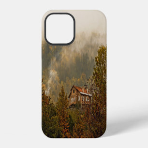 Holzhaus im Wald: Friedliche Szene iPhone 12 Hülle