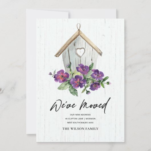 HOLZHAUS MIT WEISSER BLUMENBLUME BEWEGT NEUE ADRES ANKÜNDIGUNG (Vorderseite)