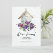 HOLZHAUS MIT WEISSER BLUMENBLUME BEWEGT NEUE ADRES ANKÜNDIGUNG (Stehend Vorderseite)