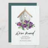 HOLZHAUS MIT WEISSER BLUMENBLUME BEWEGT NEUE ADRES ANKÜNDIGUNG (Vorne/Hinten)