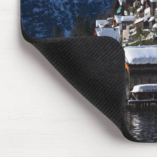 Holzhäuser am Seeufer in Hallstatt, Österreich Mousepad (Ecke)