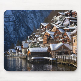 Holzhäuser am Seeufer in Hallstatt, Österreich Mousepad