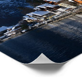 Holzhäuser am Seeufer in Hallstatt, Österreich Poster (Ecke)