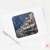 Holzhäuser am Seeufer in Hallstatt, Österreich Quadratischer Aufkleber (Umschlag)