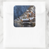 Holzhäuser am Seeufer in Hallstatt, Österreich Quadratischer Aufkleber (Tasche)