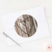 Holzherz Etching Rustic Monogram Wedding Label Runder Aufkleber (Umschlag)