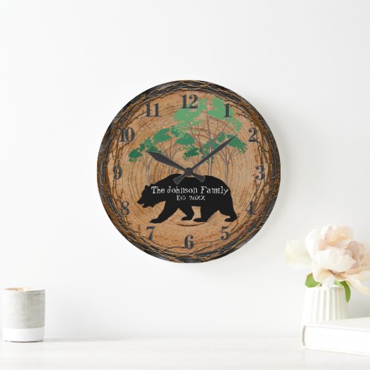 Holzhütte mit schwarzem Bär Große Wanduhr (Zuhause)