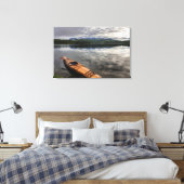 Holzkajak am Ufer des Bibersees Leinwanddruck (Insitu (Schlafzimmer))