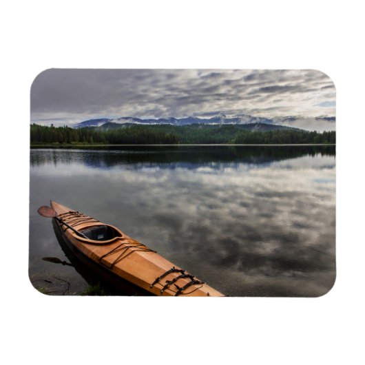 Holzkajak am Ufer des Bibersees Magnet (Horizontal)