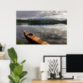 Holzkajak am Ufer des Bibersees Poster (Heimbüro)