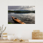 Holzkajak am Ufer des Bibersees Poster (Küche)