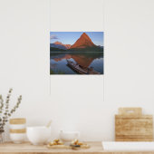 Holzkajak im Swiftcurrent Lake bei Sonnenaufgang i Poster (Küche)