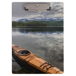 Holzkayak am Ufer des Bibersees Klemmbrett