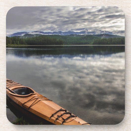 Holzkayak am Ufer des Bibersees Untersetzer (Vorderseite)