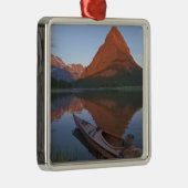 Holzkayak im Swiftcurrent Lake bei Sonnenaufgang Ornament Aus Metall (Rechts)