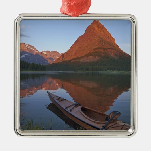 Holzkayak im Swiftcurrent Lake bei Sonnenaufgang Ornament Aus Metall (Vorne)
