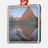 Holzkayak im Swiftcurrent Lake bei Sonnenaufgang Ornament Aus Metall (Links)
