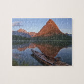 Holzkayak im Swiftcurrent Lake bei Sonnenaufgang Puzzle (Horizontal)