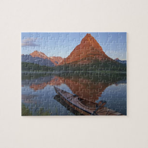 Holzkayak im Swiftcurrent Lake bei Sonnenaufgang Puzzle